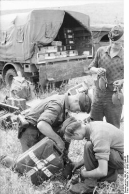 Bundesarchiv_Bild_101I-022-2948-33,_Russland,_Soldaten_bei_Verpflegung.jpg