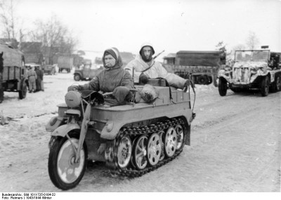 Bundesarchiv_Bild_101I-725-0184-22__Russland__Soldaten_auf_Kettenkrad.jpg